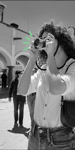 Fotograma 2 de la tira: disparando en la calle